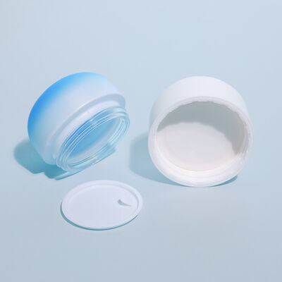 Набор косметической упаковки, включающий стеклянные флаконы для косметики, баночки для крема с золотой крышкой, флаконы для лосьонов, индивидуальную упаковку и различные размеры